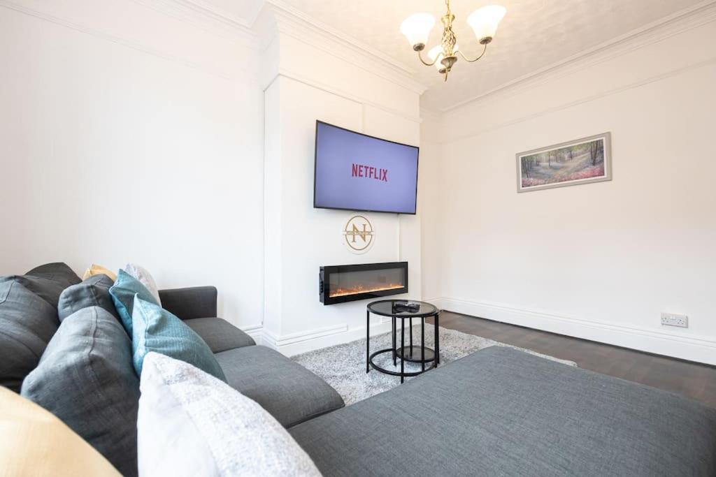 Bright & Modern 3 Bedroom Old Trafford Home Manchester Buitenkant foto